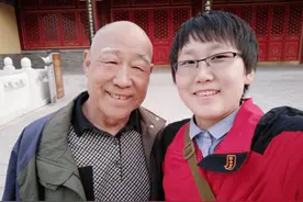 22岁女大学生嫁72岁老中医，婚后生下儿子遭全网质疑，后来怎样？图片