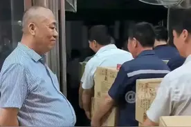 全网最豪横的老板一高兴就给员工发酒发烟图片