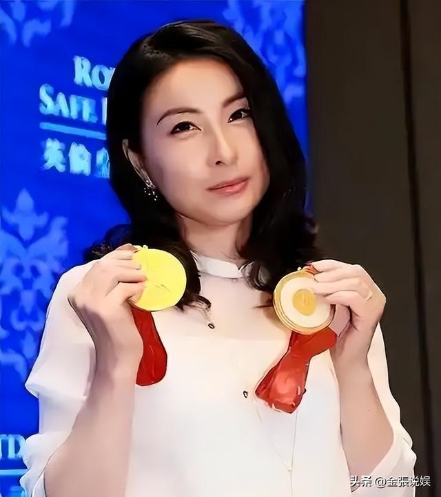 霍震霆没想到，44岁儿媳郭晶晶再次官宣喜讯，让整个阔太圈沉默了