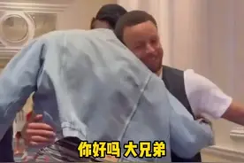 美国男篮集结！詹姆斯依次拥抱队友 网友:你看浓眉那个娇羞样儿图片