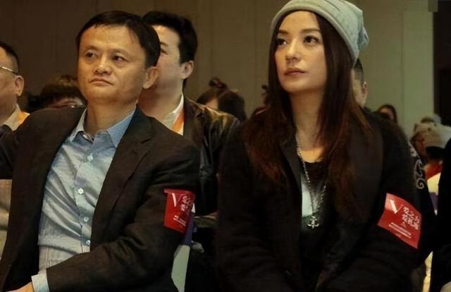 封杀四年，49岁赵薇突传消息，因胃癌去世传闻5个月前就真相大白