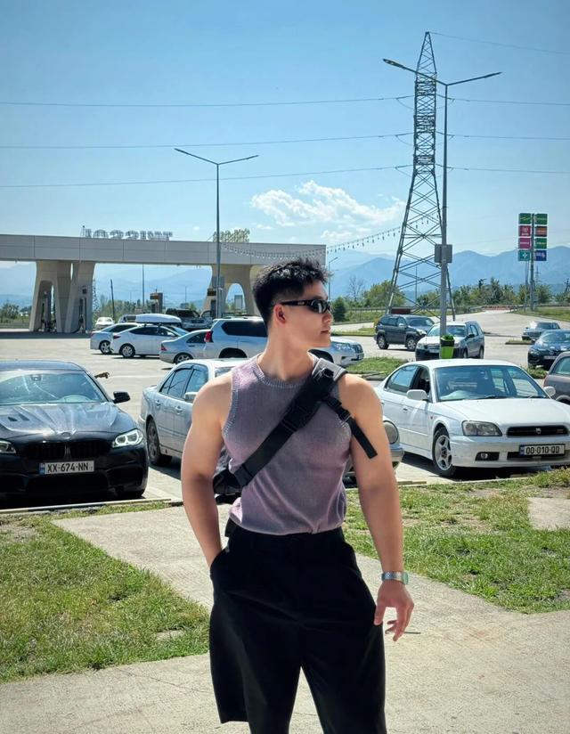 清爽旅行健身博主网红，这188cm身材还要什么腹肌 第7张