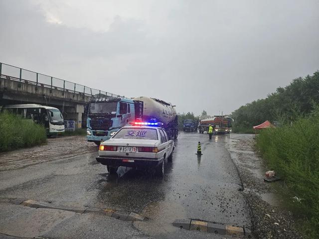 ҈ 暴 ҈ 雨 ҈ 突袭！红色预警！减少外出！