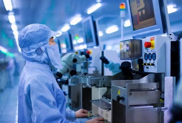 中国财经专家：我说个可怕的情况，中国芯片越追赶外国，差距越大