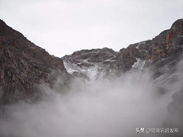 雷古山初雪：云端之上的冰雪絮语
