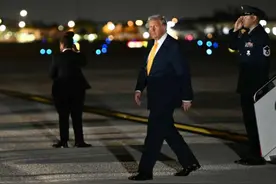 特朗普服软连退两步，通过中间人与中国搭上话，中方把球踢了回去图片