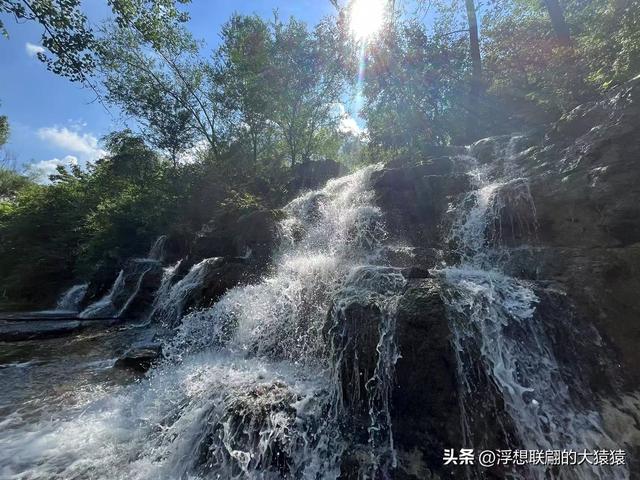 柳埠外石村里的瀑布，孩童们玩水好去处