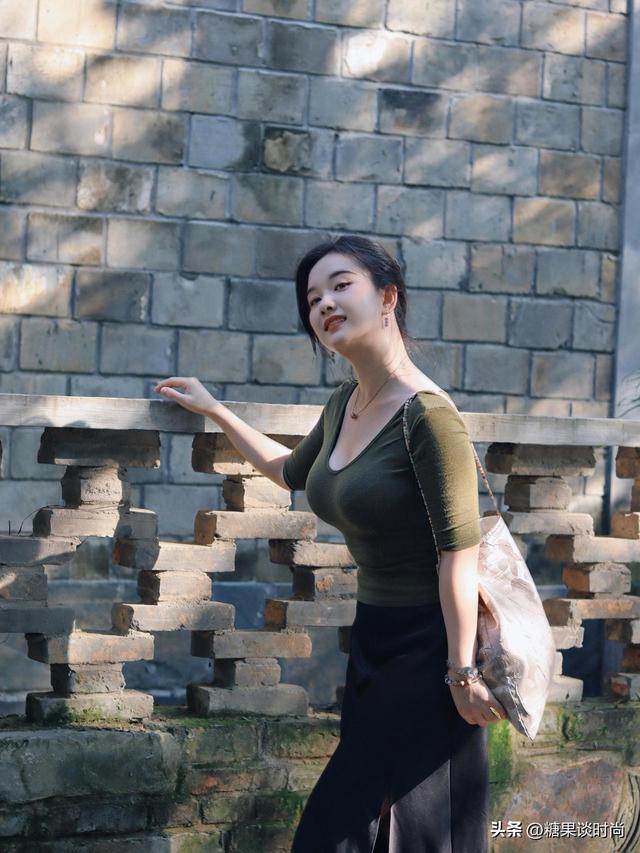 29岁小姐姐，身穿“橄榄绿T恤+黑色半身裙”，轻法式老钱风非常美