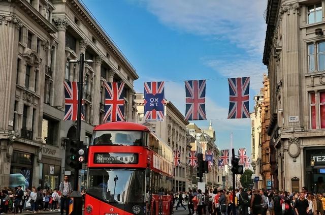 不忍了！马克龙刚到北京，斯塔默就翻脸？对英国，中国必须动真格