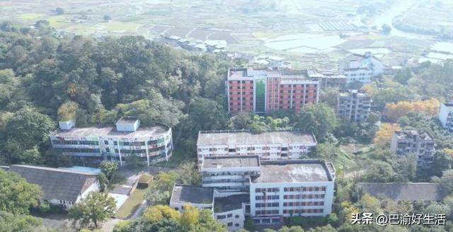 破防了！重庆大山里荒废的中专校园，原来是父母辈真正的“985”