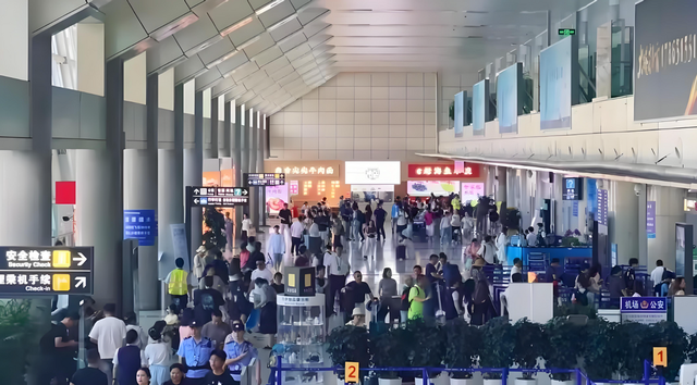递餐倒水是假象？空姐坦白局，真实身份曝光！真相让人心疼