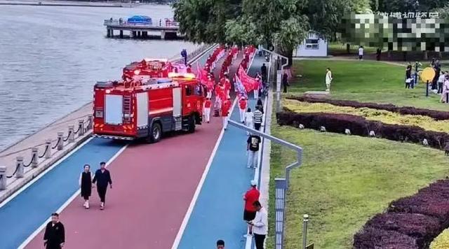 评论员:车能给暴走团让路法律不能