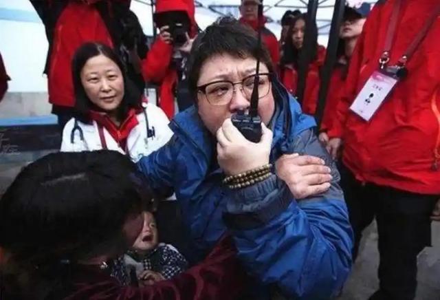 贪污上亿、假慈善？被实名举报的韩红，如今连坐椅子都成了“错”