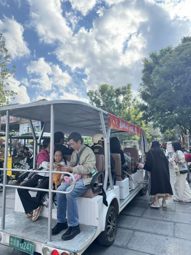 秋假爆款！西昌大石板古村热闹出圈，彝风盛宴嗨不停