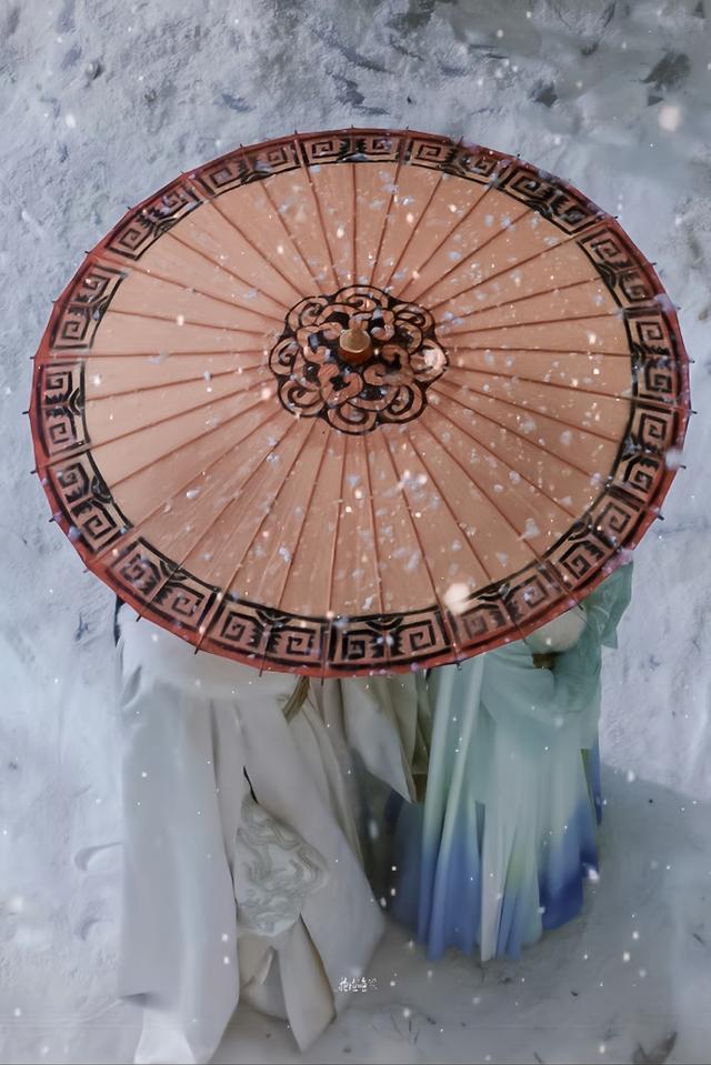 拦腰抱、湿身吻，《暗河传》2搭的他俩，贡献了全剧最大尺度