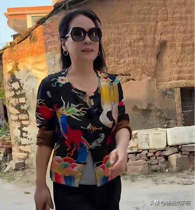 赖昌星妻子曾明娜现状，独居3000平老宅	，做饭弄花草活成人生赢家