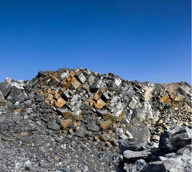 中国松绑稀土禁令，美国更寝食难安了，狂敲每个国家大门找稀土