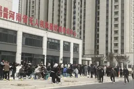 最近很火！拿证=月薪过万？郑州近千人排队考这个图片