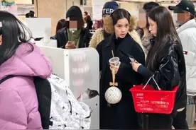 欧阳娜娜东京银座逛街被偶遇，拎LV限量包包，戴着毛绒耳罩好可爱图片