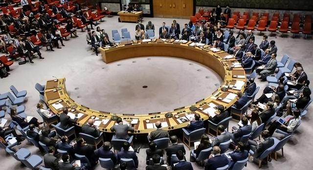 登机回国前	，王毅通告三国，中日在联合国吵架，我国要拔1根钉子