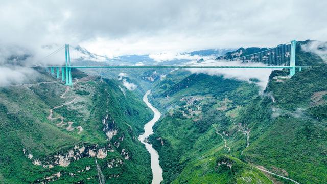 中国建成世界第一高桥，引起美国内讧，议员怒喷：我们只会搞破坏
