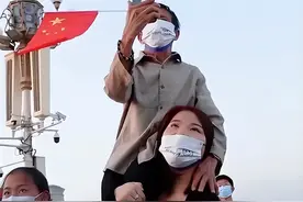 为报父恩，放弃价值千万公司，带父环球旅行的张白鸽，如今怎样图片