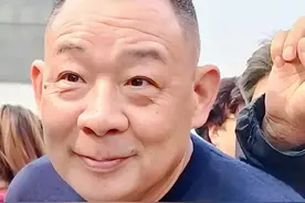 胖东来创始人于东来，曾捐款为国家建造航母，央视为其拍纪录片图片