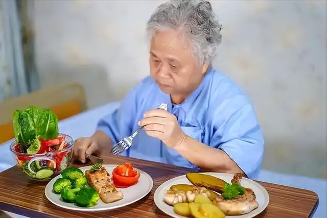 医生发现：男性若长期不喝酒，用不了多长时间，身体或有6个变化