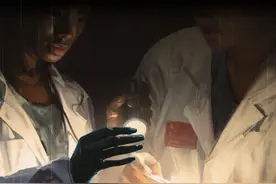 中国援外医生：那个和中国人交往的非洲女孩，被当地人活活打死图片