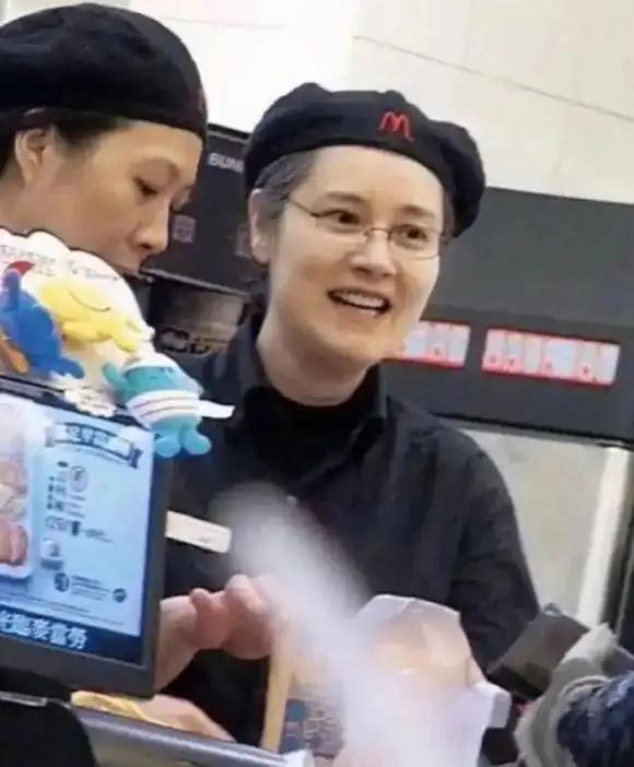 她,认干爹,拍风月片,被导演霸王硬上弓,靠山去世后沦为清洁工