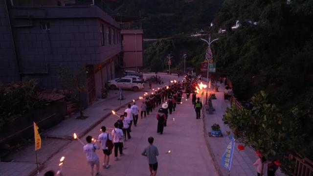 绿春牛孔彝族火把节：鼓韵燃情火把夜 民族团结共欢歌