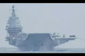 日舰跟监中国航母，大波号“横切”山东舰航线，幸亏不是战时状态图片