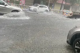 广州暴雨！确实大暴雨啊，都要成海了，你那里泡了吗？图片