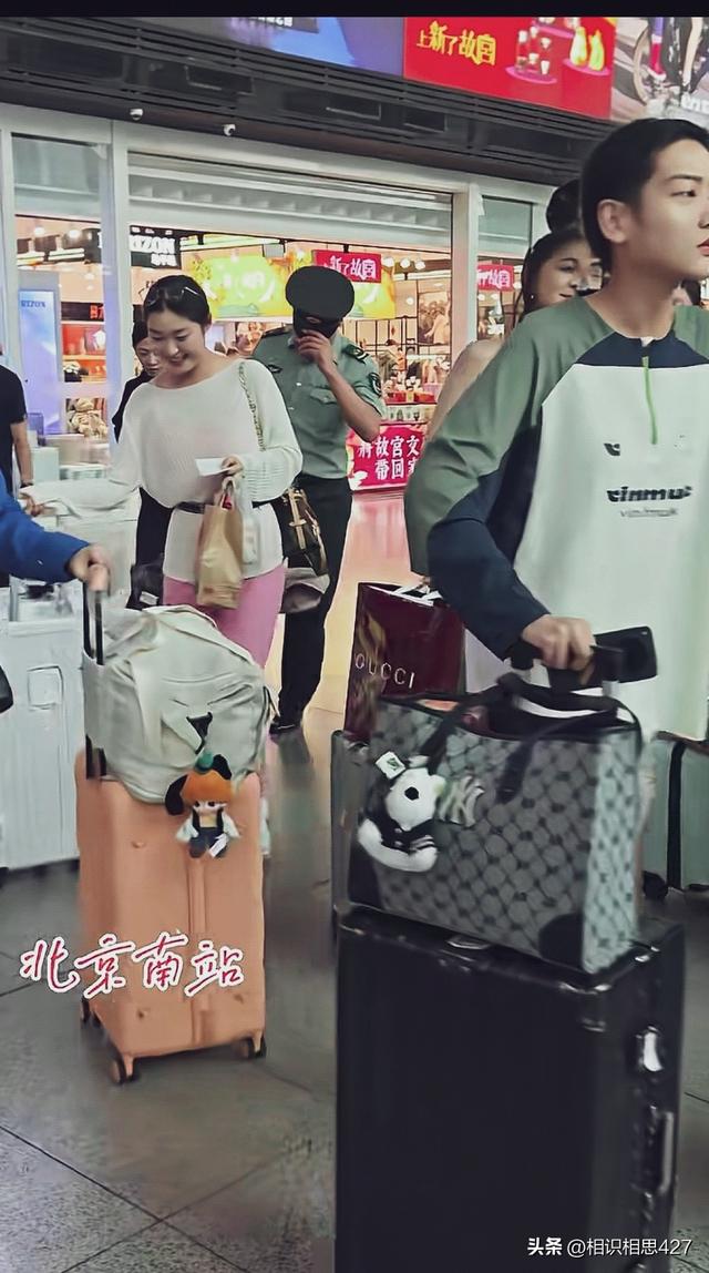 女民兵拉着五颜六色拉杆箱返程，阅兵靴子没来得及换，穿衣很时尚