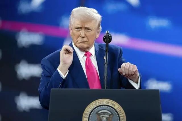 不装了，特朗普不来93中国阅兵了！美驻华使馆发出威胁称呼大变？