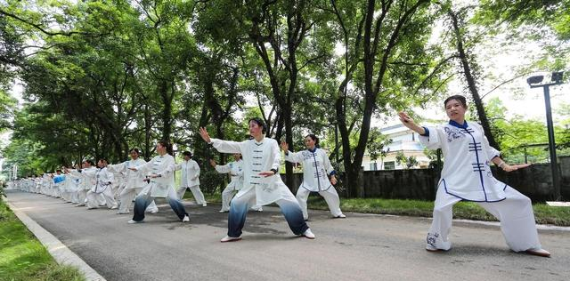 练太极总发沉？搞懂 “顶头悬”，精神一提身子就轻灵！