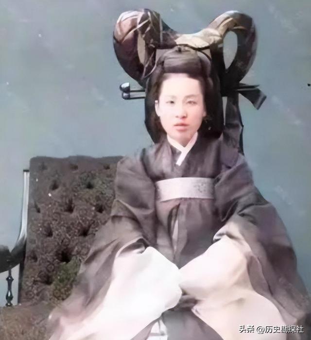 袁世凯的真实老照片：穿龙袍坐龙椅接受朝拜，姨太太确实漂亮！