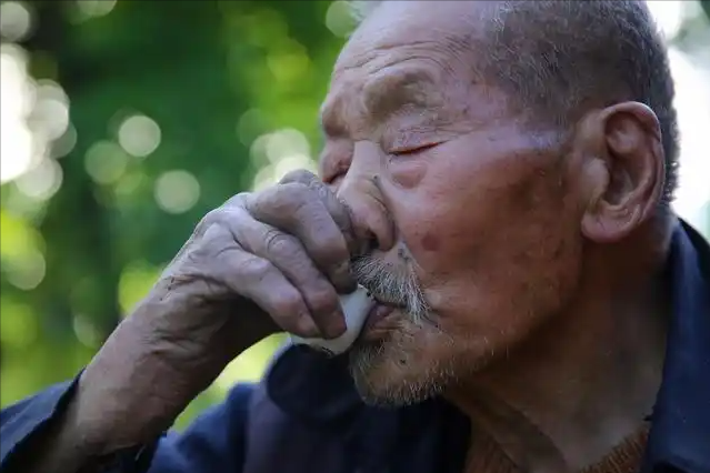 高血压一滴酒都不能沾？医生怒斥：血压高还喝酒，或引起4并发症