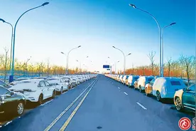 国产汽车搭乘“火车”驶向哈萨克斯坦图片