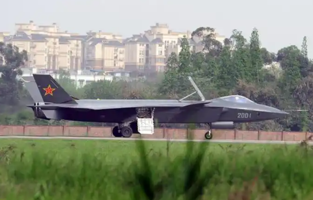 张召忠：美国就算一动不动，中国20年也追不上，中美差距那么大？