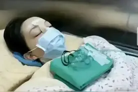 王菲18岁女儿李嫣晒唇腭裂手术照，配文“轻舟已过”图片