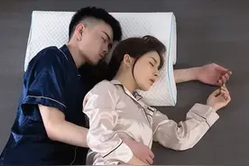 男女朋友抱着睡简直太香了！图片