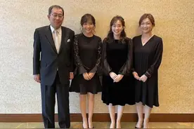 石川佳纯脚踩黑色高跟鞋，晒一家四口全家福！石川梨良也非常漂亮图片