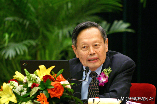 杨振宁追悼会现场！翁帆站首位神情悲伤，64岁老者曝杨老两个贡献