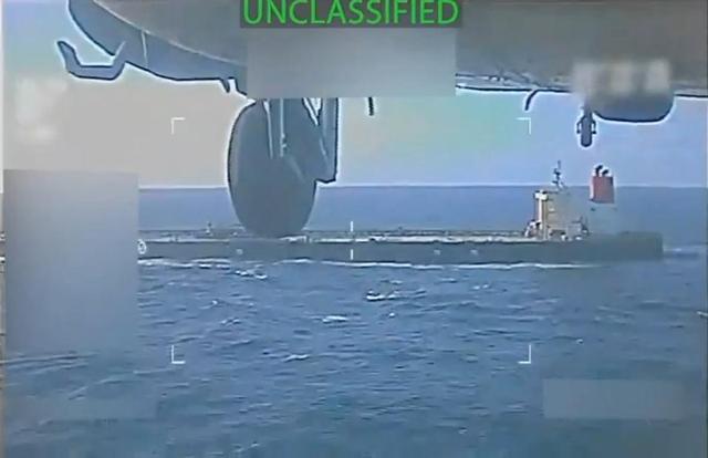 特朗普试探中国红线？美军公然扣押香港油轮	，中方该如何应对？