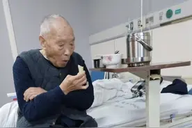 终于给91岁老父亲洗了一次澡图片