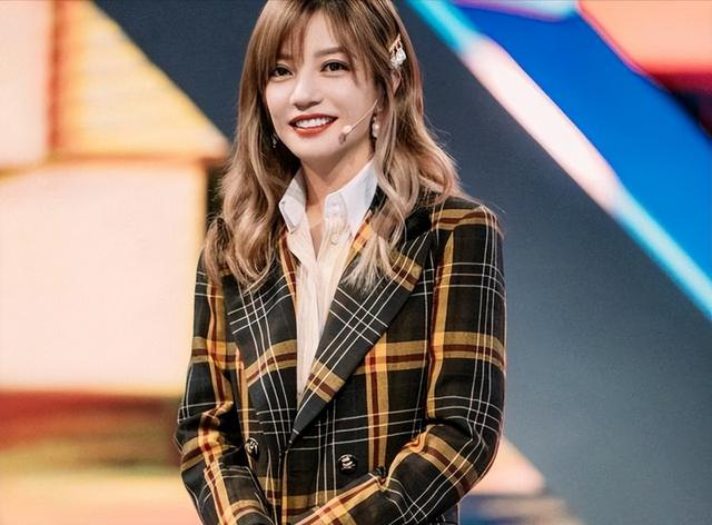 面相又变了！49岁赵薇广东吃饭又老又凶	，当年的小燕子再也回不去