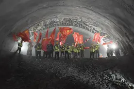 集大原高铁隧道工程全部贯通图片