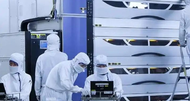 一个都跑不掉！华为600万年薪高管，带13人偷芯片，如今下场解气