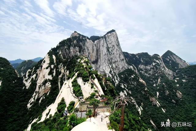 华山景区因强降雨临时关闭徒步线路，部分游客前夜滞留索道数小时
